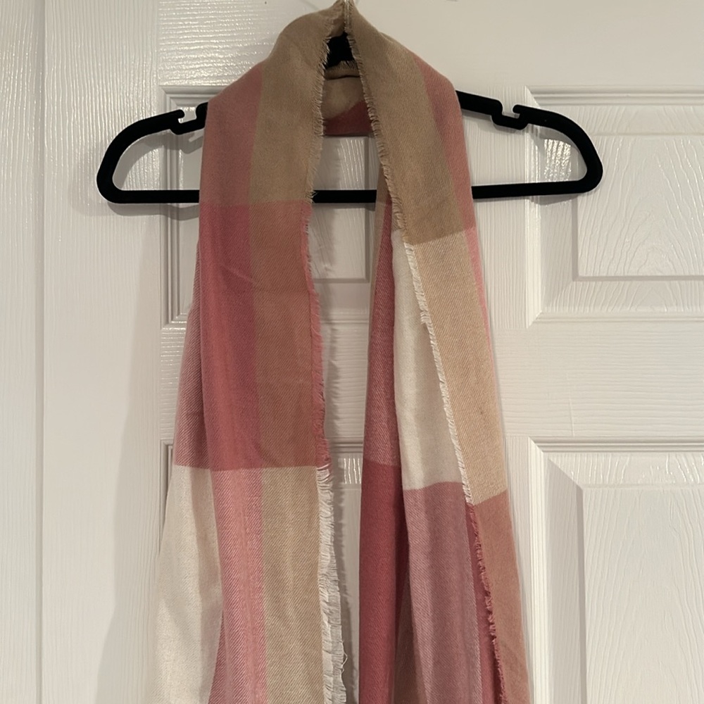 Patterned scarf 💕 - Picture 2 of 3